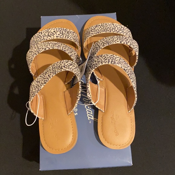 🔥NEW!! Universal Thread Sandals🔥 - Picture 3 of 3